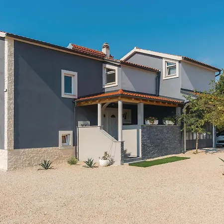 Vikendica Four-bedroom In Skradin-dubavice *