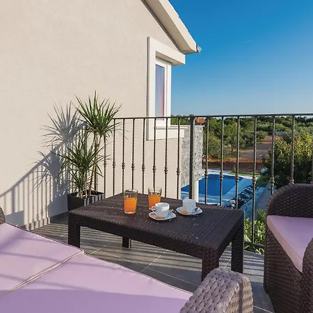 Vikendica Four-bedroom In Skradin-dubavice Culisic